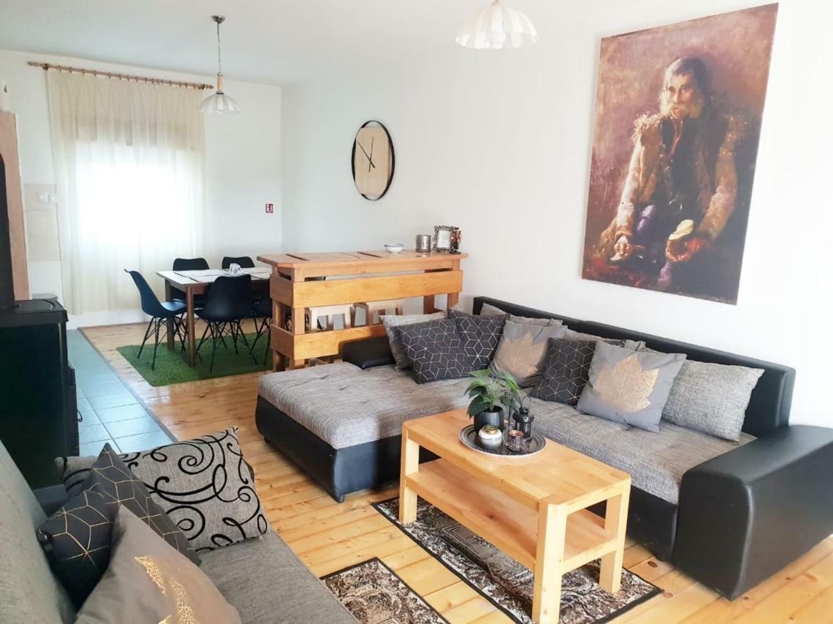 Apartmani Andrej Udbina Ngoại thất bức ảnh